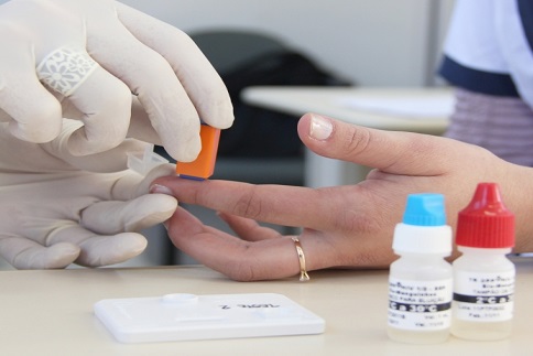 exame sangue HIV dedo